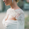 accessoire-mariee-cape-longue-epaule-brodee-cristaux-perles