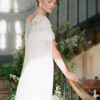 accessoire-mariee-cape-longue-epaule-brodee-cristaux-perles
