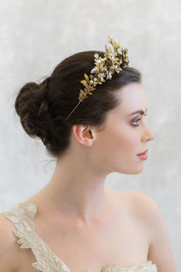 accessoire-cheveux-mariee-couronne-or-fleurs-cristaux