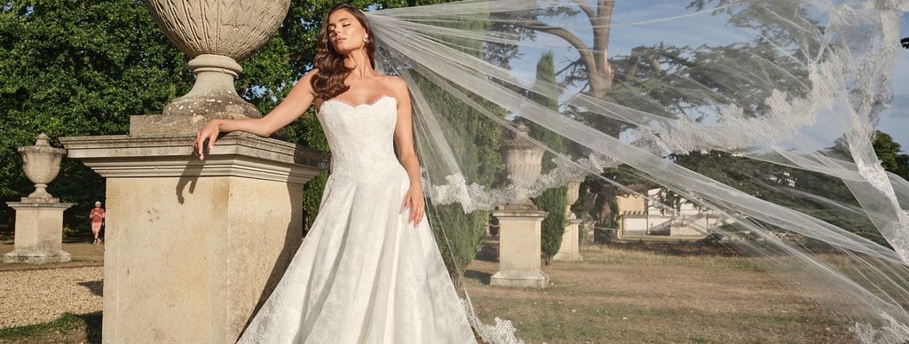 Suzanne Neville wedding dresses in Paris - Metal Flaque Bridal Shop Paris